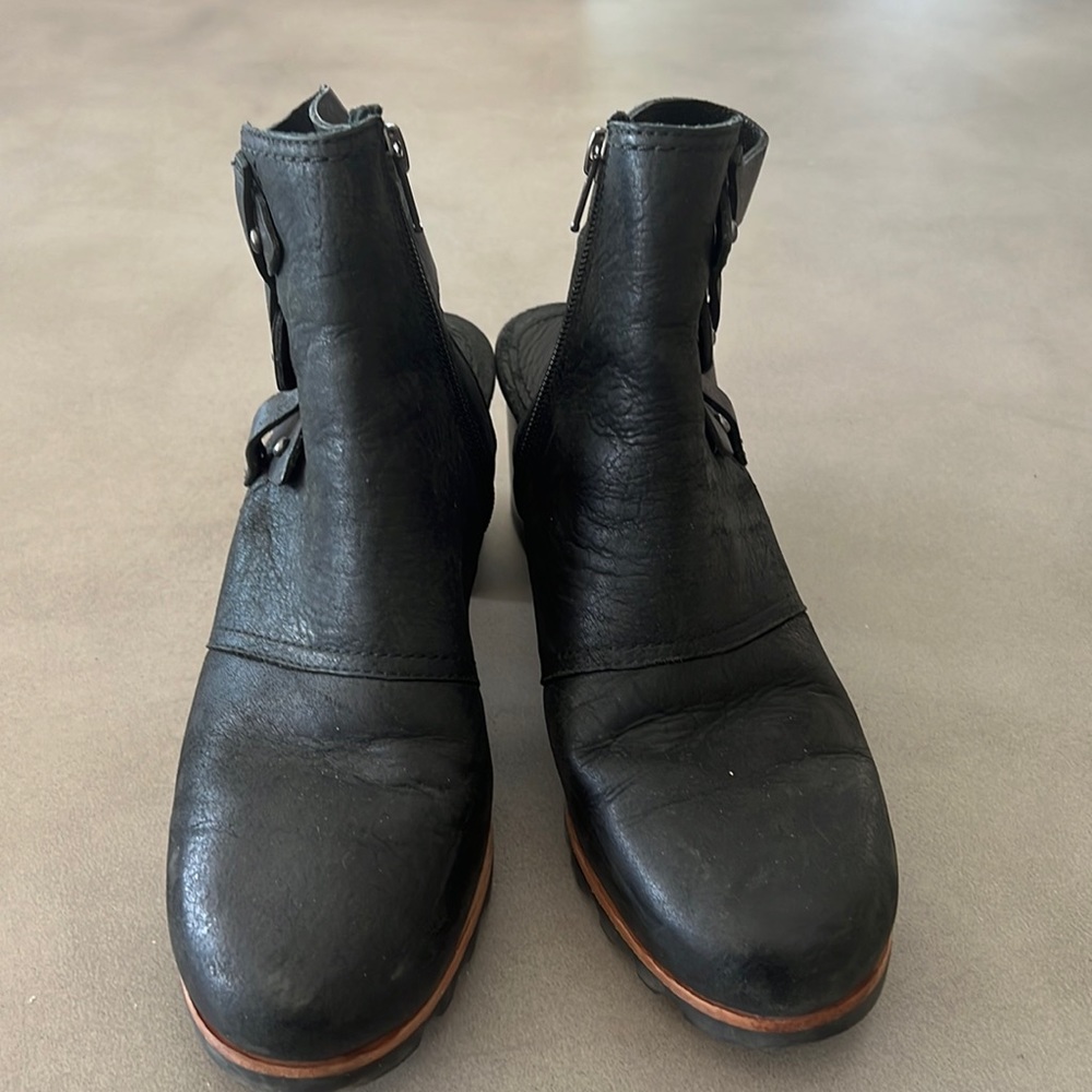 Gently worn someone’s Sorel zip up shoes in size 8 - Picture 1 of 7